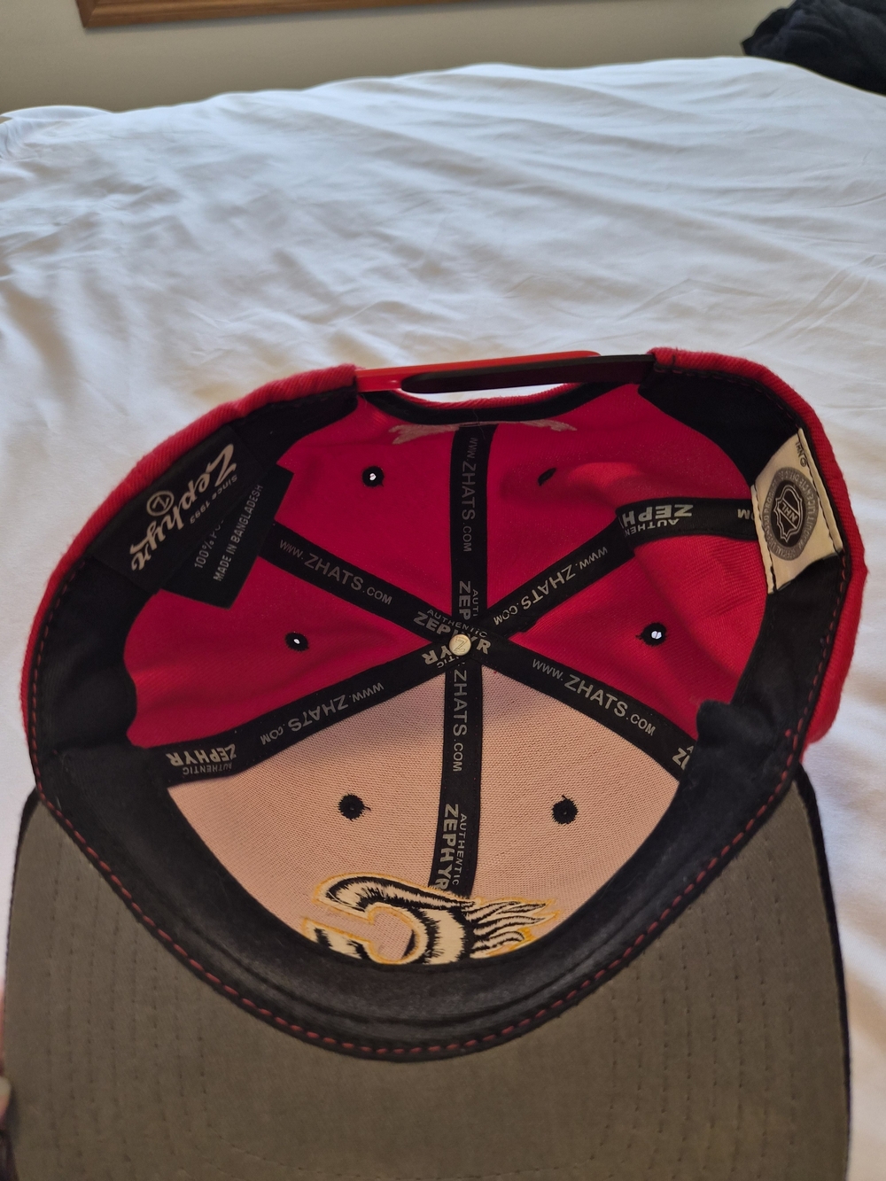 Calgary Flames Black and Red Flat-Brim Snapback Hat - Picture 5 of 5